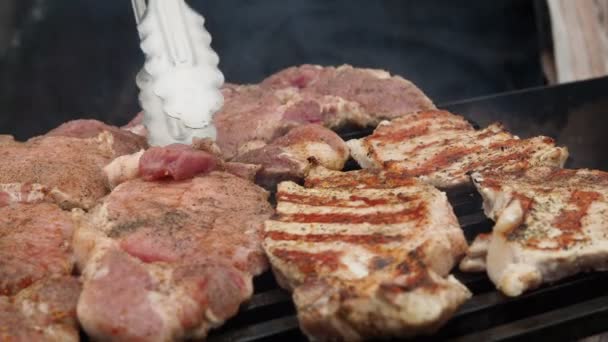 烤猪排在烤架上。烤肉生火 — 图库视频影像