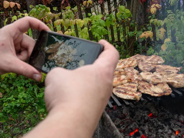 Akıllı Telefonlu Bir Adam Biftekleri Izgarada Etle Yiyor Kömürde Yemek — Stok fotoğraf