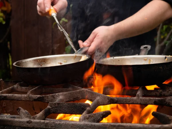 Приготовление Пищи Гриле Сковородке Сковородка Горит Man Stirs Food Frying — стоковое фото