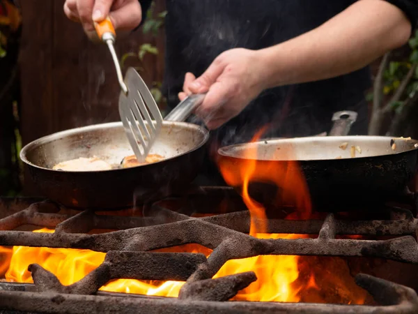 Vaření Grilu Pánvi Pánev Ohni Muž Míchá Jídlo Pánvi Stock Fotografie