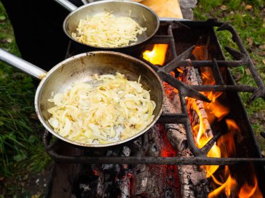 Tavalar ızgarada yanıyor. Brezilya 'nın parlak alevlerinde kavrulmuş soğanlar.