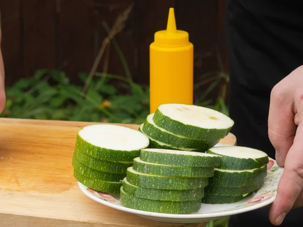 Zucchini Scheiben Geschnitten Auf Einem Teller Der Hand Zucchini Kochen — Stockfoto