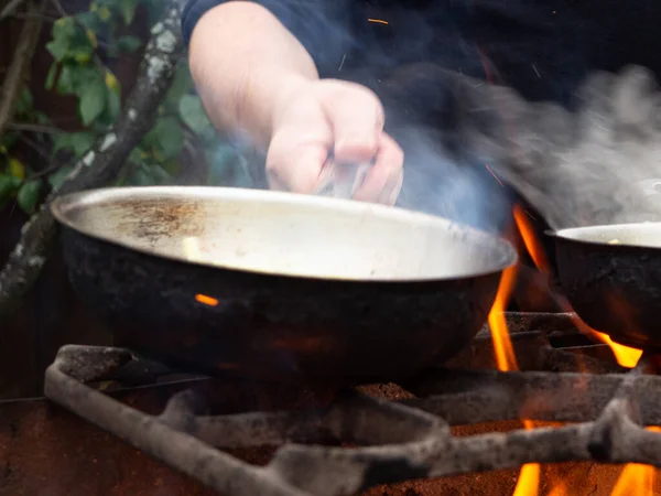 Приготовление Пищи Ярком Пламени Жаровни Cook Hand Tosses Fried Onions — стоковое фото