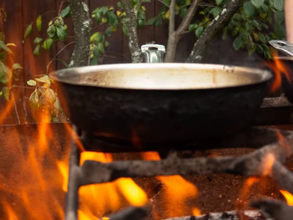 Freír Sartén Fuego Brillante Cocinar Aire Libre Parrilla Ardiente —  Fotos de Stock