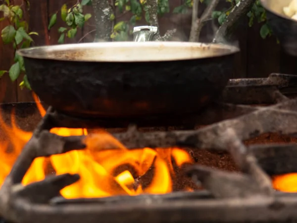 Braadpan Een Fel Vuur Koken Frisse Lucht Brandende Grill — Stockfoto