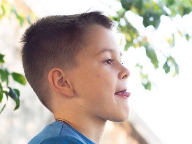 Tatlı çocuk yedikten sonra dudaklarını diliyle yalıyor..