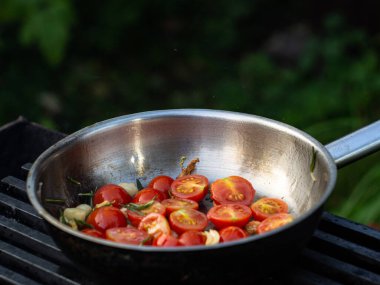 Kızartma tavasında domates salçası pişirmek gibi. Biberiye ve domates sosu..