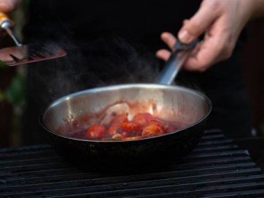 Kızartma tavasında domates salçası pişirmek gibi. Biberiye ve domates sosu..