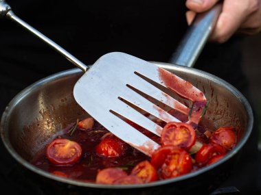 Kızartma tavasında domates salçası pişirmek gibi. Biberiye ve domates sosu..