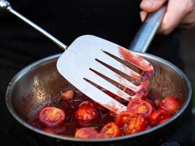 Kızartma tavasında domates salçası pişirmek gibi. Biberiye ve domates sosu..