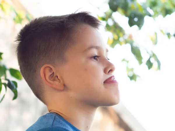 Lindo Chico Lame Sus Labios Con Lengua Después Comer —  Fotos de Stock