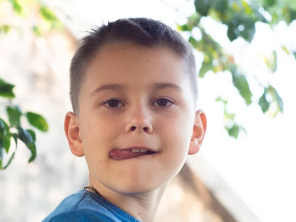 Lindo Chico Lame Sus Labios Con Lengua Después Comer — Foto de Stock