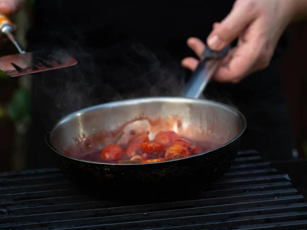 Kızartma tavasında domates salçası pişirmek gibi. Biberiye ve domates sosu..