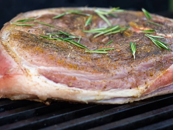 Large Raw Steak Spices Rosemary Grill Cooking Pork Leg Steak — Stock Photo, Image