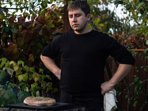 Homem Casaco Preto Está Fritar Bife Grelha Rua Cozinhe Avental — Fotografia de Stock