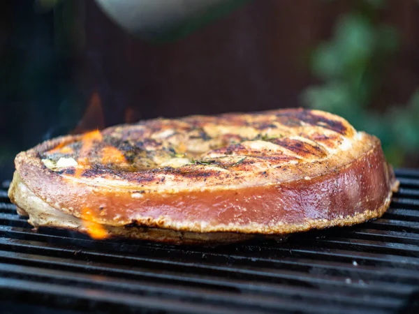 Człowiek Podpala Mięso Oblane Alkoholem Płomień Gotowanie Steku Grillu — Zdjęcie stockowe