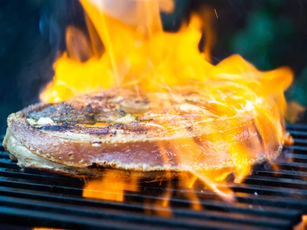 Flambe Varkensvlees Koken Grill Een Fel Vuur — Stockfoto