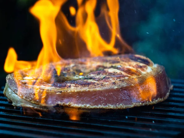 Płomień Grillu Gotowanie Steka Wieprzowego Jasnym Ogniu Ognia — Zdjęcie stockowe