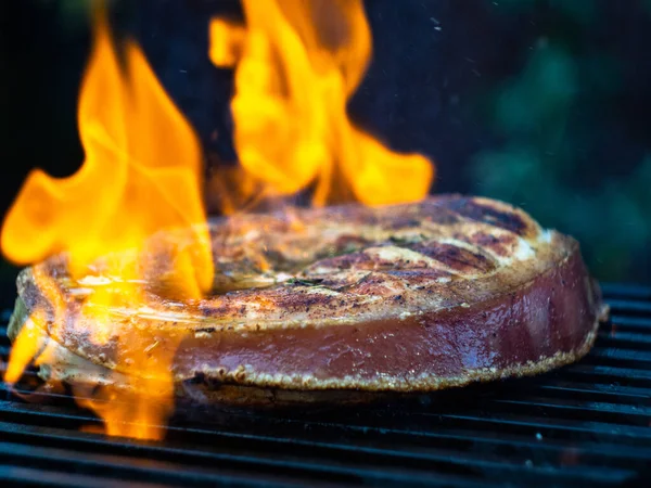 Płomień Grillu Gotowanie Steka Wieprzowego Jasnym Ogniu Ognia — Zdjęcie stockowe