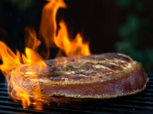 Stek Płomieni Grillu Gotowanie Steka Wieprzowego Jasnym Ogniu Ognia — Zdjęcie stockowe