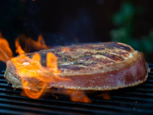 Gyújtsd Fel Grillsütőt Főzés Sertés Sonka Steak Tűz — Stock Fotó