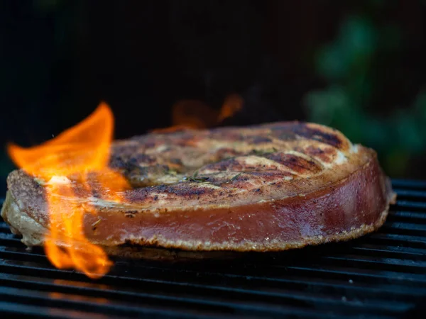 Flambe Sur Gril Cuire Steak Avec Cuisse Porc Sur Feu — Photo