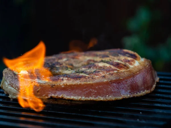 Płomień Grillu Gotowanie Steku Kością Nogi Wieprzowej Ogniu — Zdjęcie stockowe