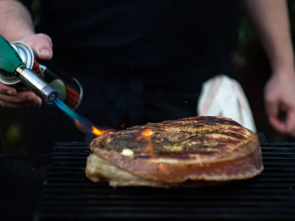 Mężczyzna Piecze Wieprzowinę Stekach Palnikiem Gazowym Grillu — Zdjęcie stockowe