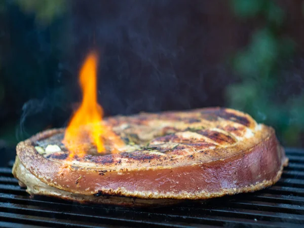 Płomień Grillu Gotowanie Stek Wieprzowy Szynka Ogniu — Zdjęcie stockowe