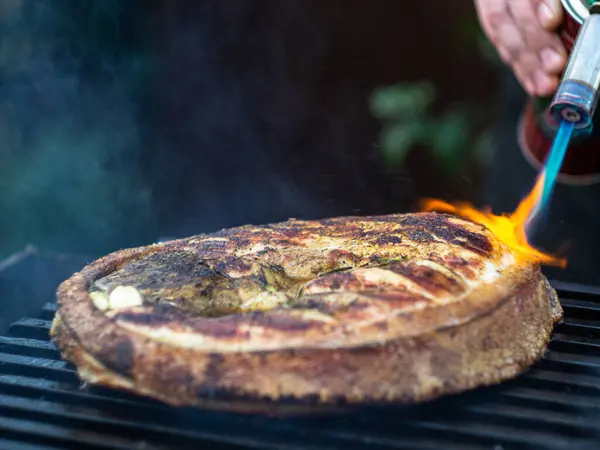 Mężczyzna Pali Wieprzowinę Steku Palnikiem Gazowym Gotowanie Mięsa Ogniu — Zdjęcie stockowe