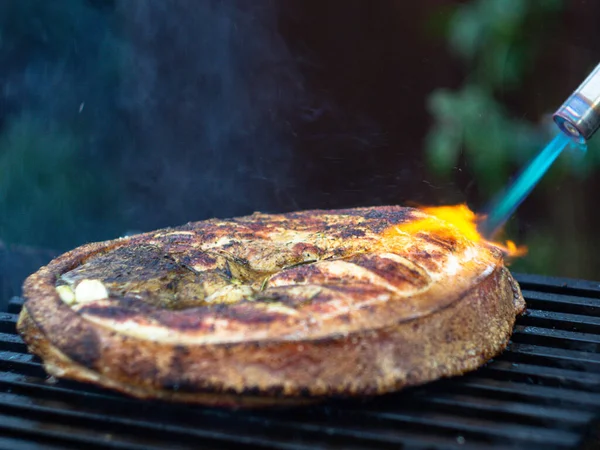 Mężczyzna Pali Wieprzowinę Steku Palnikiem Gazowym Gotowanie Mięsa Ogniu — Zdjęcie stockowe