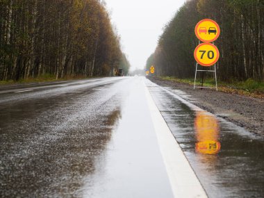 Yolda hız limiti olan geçici yol işaretleri. Yolların onarımı