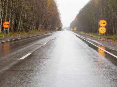 Yolda hız limiti olan geçici yol işaretleri. Yolların onarımı
