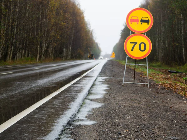 Yolda hız limiti olan geçici yol işaretleri. Yolların onarımı