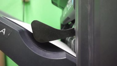 Yazıcıdan basılı kağıtların çıktısı. Ofiste belge basıyorum. A4 kağıdı