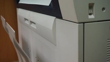 Yazıcıdan basılı kağıtların çıktısı. Ofiste belge basıyorum. A4 kağıdı