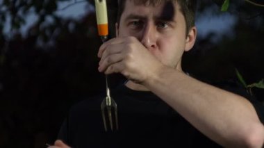 Pikniğe giden bir adam etin tadını alır. başparmakları göster