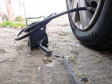 Otomatik kompresörü yolda pompalıyorum. tekerlekler için elektrik pompası.