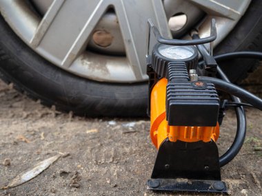 Otomatik kompresörü yolda pompalıyorum. tekerlekler için elektrik pompası.