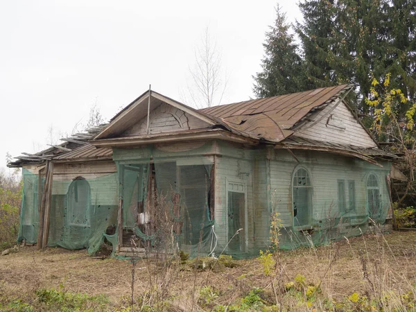 Uma Casa Madeira Ruínas Atrás Uma Rede Protectora Telhado Desmoronado — Fotografia de Stock