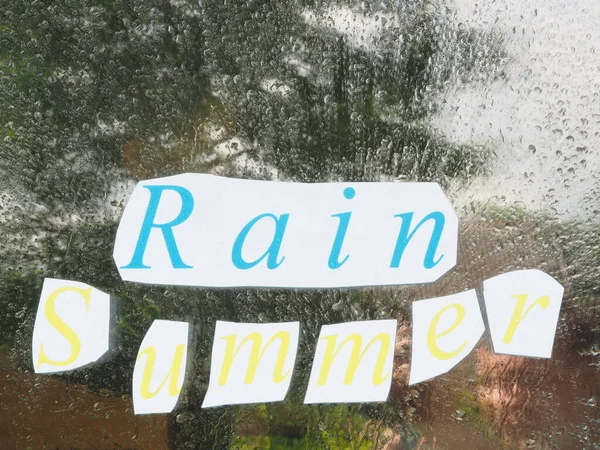 紙に夏の雨の碑文 紙から文字を切り取り — ストック写真