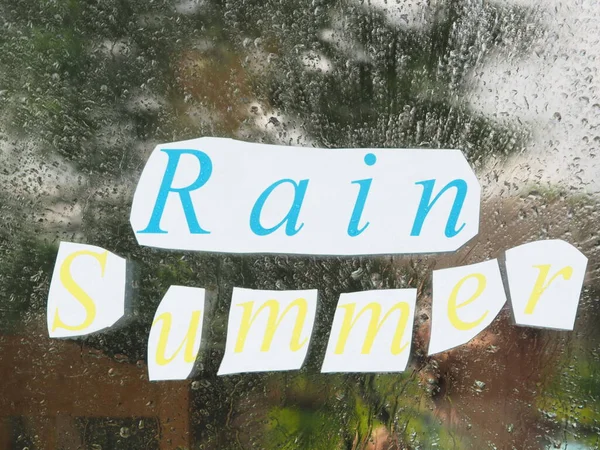 紙に夏の雨の碑文 紙から文字を切り取り — ストック写真