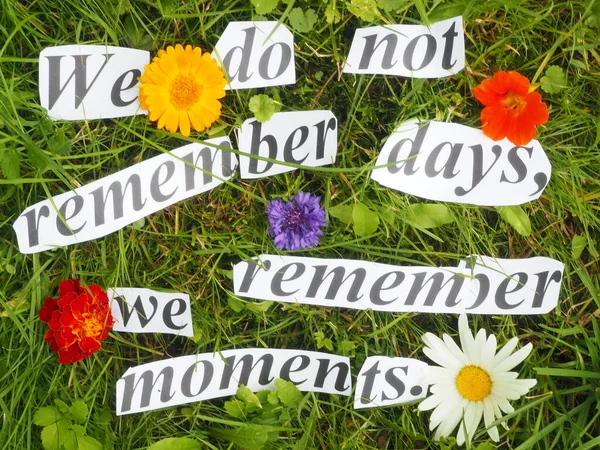 Recordamos Días Recordamos Moments Carved Palabras Hierba —  Fotos de Stock
