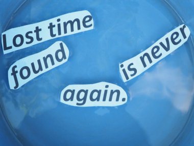 Kayıp zaman bir daha asla bulunamaz. Kağıt kesikli mektuplardan gelen su üzerindeki harfler.