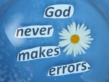 Tanrı asla hata yapmaz. Kağıt kesikli mektuplardan gelen su üzerindeki harfler..