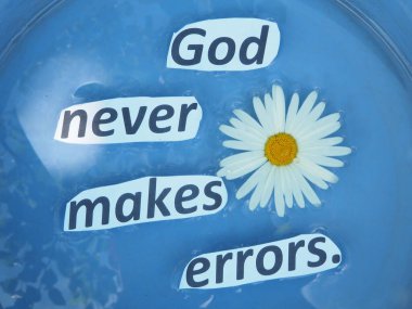 Tanrı asla hata yapmaz. Kağıt kesikli mektuplardan gelen su üzerindeki harfler..