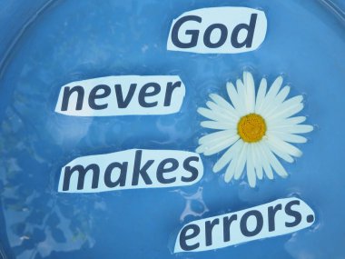 Tanrı asla hata yapmaz. Kağıt kesikli mektuplardan gelen su üzerindeki harfler..