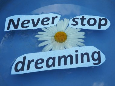 Hayal kurmaktan asla vazgeçme. Kağıt suda harfleri keser..