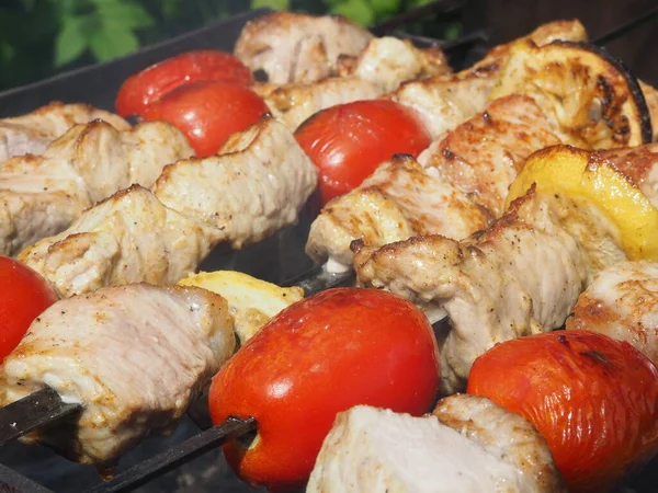 Kebabs Porco Com Tomates Limão Com Uma Crosta Deliciosa Cozinhar — Fotografia de Stock