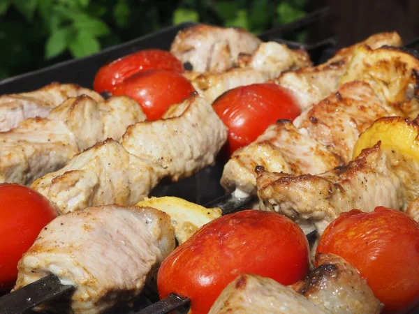Kebabs Porco Com Tomates Limão Com Uma Crosta Deliciosa Cozinhar — Fotografia de Stock